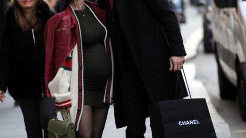 国际米兰后卫丹布罗西奥与孕妻甜蜜逛街