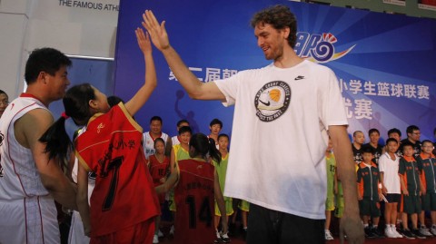 加索尔助阵阳光杯篮球赛 防守教学引爆全场