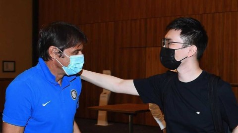 欧联杯半决赛前关键督战 张康阳德国训练场轻拍孔蒂传递信任