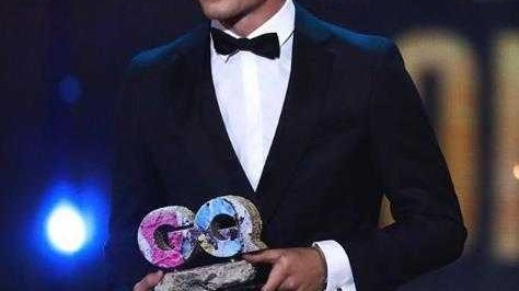 优雅与荣耀：托尼·克罗斯斩获GQ年度偶像大奖，诠释足坛型男新风尚