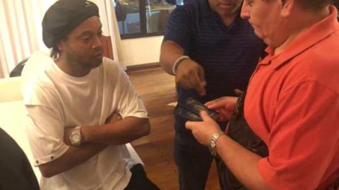 桑巴精灵的陨落：小罗因假护照锒铛入狱，足球快乐背后的代价