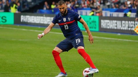 本泽马单赛季五十球传奇跻身法国历史前三殿堂