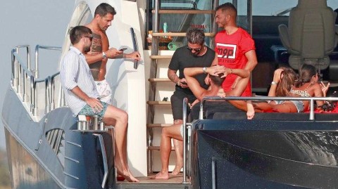 意甲硬汉博列洛伊比萨岛乐享海上假期，携友人与佳人共度火热夏日