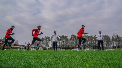 红黑军团枕戈待旦 米兰内洛的冬日足球战歌