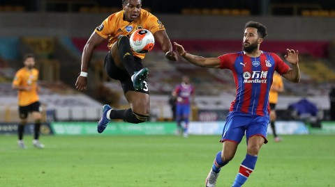 群狼呼啸闯宫闱 莫利纽克斯的夏日狂想