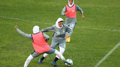 德黑兰的汗水：伊朗女足历史性晋级前的最后冲刺