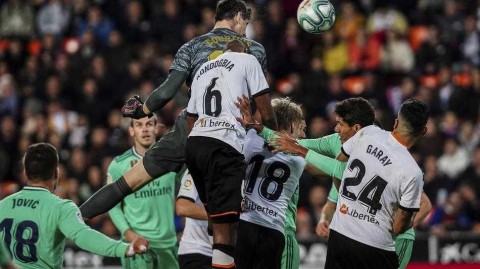 梅斯塔利亚的读秒心跳：库尔图瓦化身中锋，本泽马绝平挽狂澜