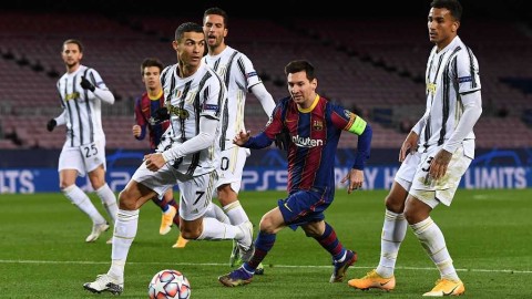 绝代双骄诺坎普重逢 C罗全能战士风采致敬二十年传奇对决