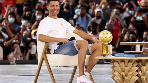 C罗迪拜捧杯闪耀环足奖典礼 历史最佳射手荣耀加冕