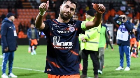 冬夜寒雨中的绿茵闪电战