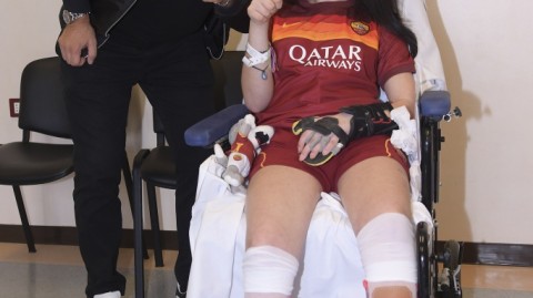 罗马奇迹：昏迷九月女球迷听托蒂录音苏醒，传奇亲赴医院深情相拥