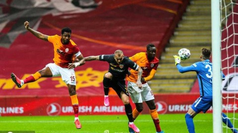 伊斯坦布尔雨夜，雄狮无奈被平！加拉塔萨雷围攻无果憾平卡塞利