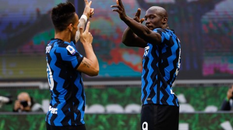 蓝黑风暴势不可挡！卢卡库传射建功，国米力擒萨索洛豪取十连胜