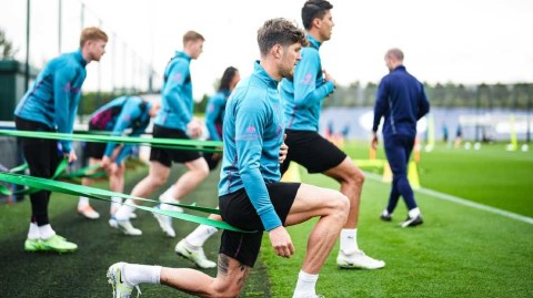 决战前夕的专注与信念 曼城训练场上的卫冕倒计时