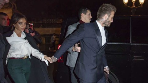 巴黎时装周爱意涌动贝克汉姆紧牵爱妻之手儿子成最美陪衬