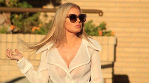 巴西足球宝贝安娜·布拉加：透视白裙勾勒洛杉矶街头梦幻风景线