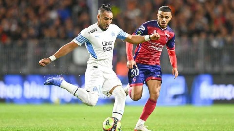 法甲经典瞬间：克莱蒙主场激战马赛，镜头下的力与技