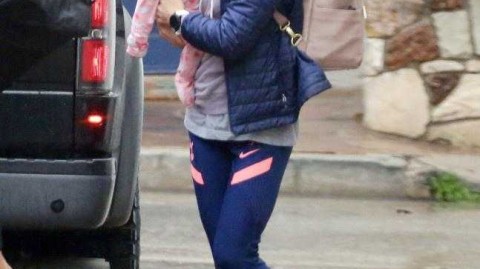 王者归来：阿莱克斯-摩根携爱女亮相洛杉矶街头