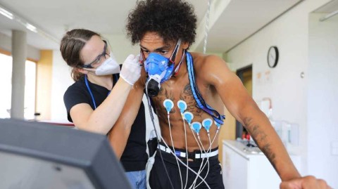 斯图加特夏训启航 绿茵健儿体能检测开启新赛季征程