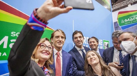 意大利主帅曼奇尼米兰宣传活动侧记粉丝热情簇拥见证教头亲民风采