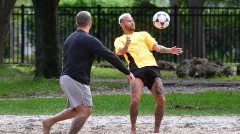 内马尔迈阿密沙滩足球假期：阳光、汗水与足球的夏日交响