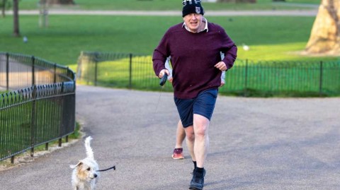 伦敦清晨的活力身影：鲍里斯·约翰逊戴蓝色毛线帽携爱犬迪林晨跑，对镜头挥手致意心情佳
