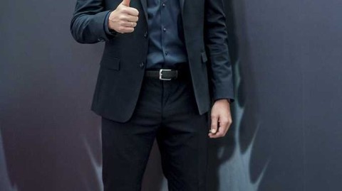 卡西利亚斯出席新纪录片活动，西装革履难掩传奇风采