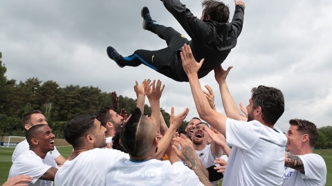 蓝黑荣耀归来！国米训练场狂欢庆祝意甲夺冠，孔蒂被抛向空中张康阳与将士们亲切合影
