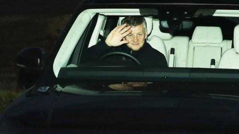 泥泞之路见证复兴之光：索尔斯克亚在卡灵顿田埂边筑起曼联新脊梁