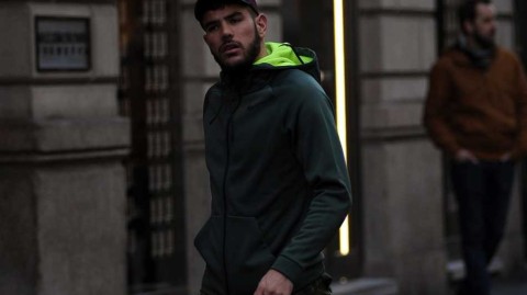 特奥埃尔南德斯米兰街头漫步 红黑左后卫的时尚与温情