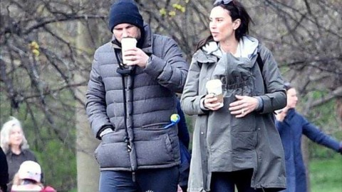 卸下蓝军重担天伦之乐 兰帕德公园携妻儿共享暖阳