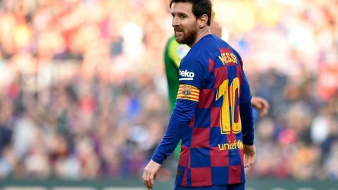 绿茵场上的静默：西班牙足球联赛以一分钟哀悼致敬新冠逝者