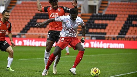 洛里昂冬日主场三球完胜尼姆 布瓦加尔闪耀开局