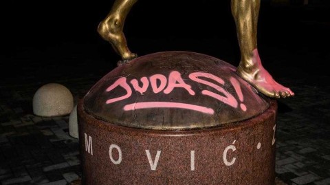 从城市英雄到叛徒犹大：伊布雕像的覆灭与马尔默之恨