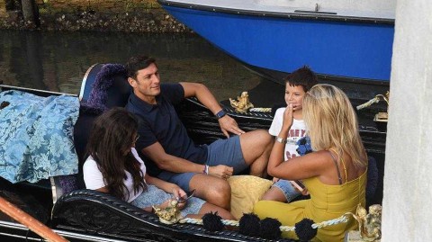 国米传奇萨内蒂与妻儿泛舟科莫湖 蓝黑队魂的柔情假日