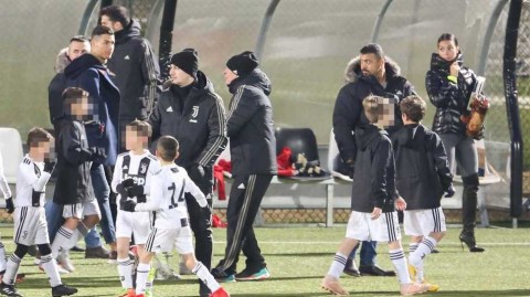 C罗携乔治娜见证迷你罗高光时刻 绿茵世家的温暖传承