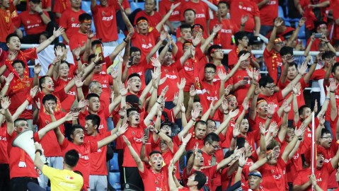 中韩战第11分钟溃堤，国足主场0比3完败，零射正记录引球迷集体退场——伊万科维奇该为这场比分买单还是为这份拼搏鼓掌？