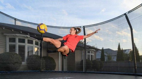 新西兰女足疫情居家修炼：潇洒侧身凌空，静待绿茵重逢