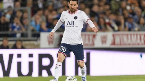 绿茵传奇的全新篇章：梅西在巴黎圣日耳曼的适应与转变