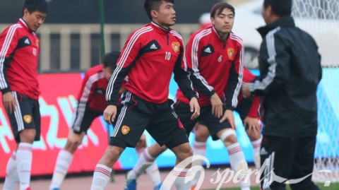 十人应战难阻客场失利，国足0-1不敌沙特滑至小组垫底