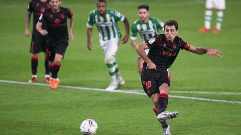 皇家社会客场三球完胜贝蒂斯，奥亚萨瓦尔传射建功登顶西甲