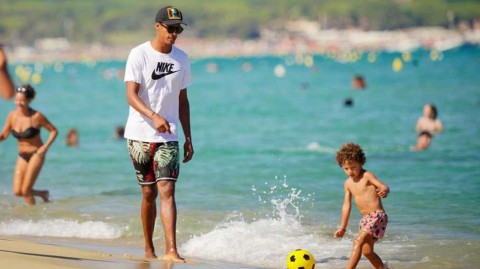 皇马铁卫的柔情假期：瓦拉内陪伴待产娇妻，谱写绿茵场外的温馨篇章