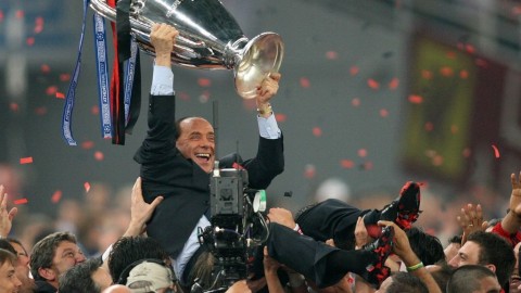 翡翠海岸的诅咒：前AC米兰主席贝卢斯科尼感染新冠后的岁月肖像