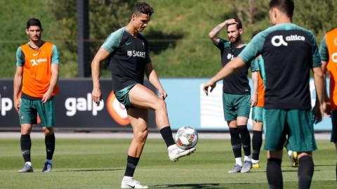 岁月锻造的足球艺术品：葡萄牙队长的大腿肌肉，书写不朽传奇