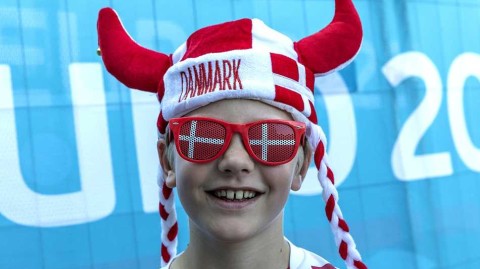 欧洲杯看台“奇镜”大赏：球迷眼镜比球赛更吸睛！