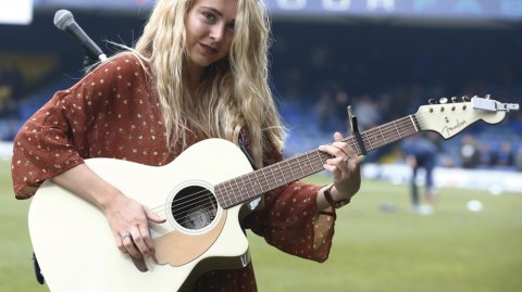 英国好声音选手梅根罗斯亮相英甲 赛前表演点燃赛场激情