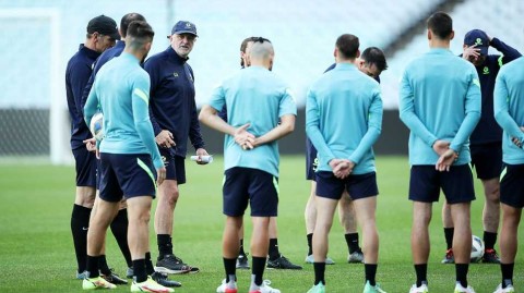 沙漠绿茵的利刃：澳大利亚队沙迦备战，剑指十二强赛关键战