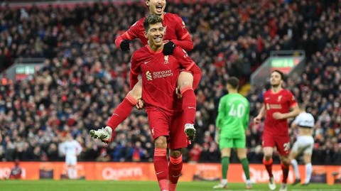 安菲尔德之战：红军主场三球完胜蜜蜂军团