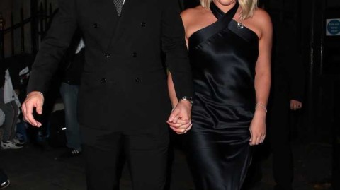 哈里·凯恩与挚爱凯蒂十指紧扣亮相伦敦活动，青梅竹马的爱意在时光中愈发醇厚