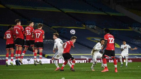 白玫瑰之夜绽放：利兹联下半场连下三城，南安普顿零落成泥